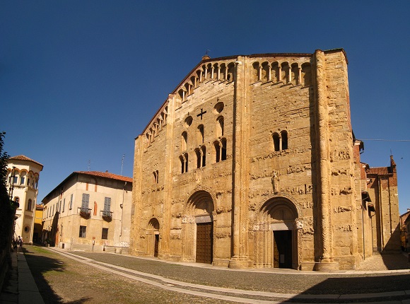 Das Bild zeigt die Fassade der Basilika San Michele Maggiore.