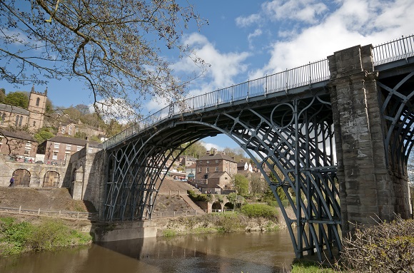 Das Bild zeigt die weltweit erste Brücke aus Eisen.
