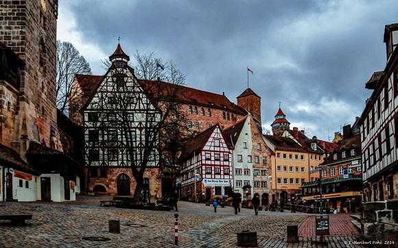 Das Bild zeigt den Platz am Tiergärtnertor in Nürnberg.
