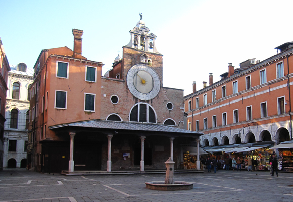 Das Bild zeigt die San Giacomo di Rialto
