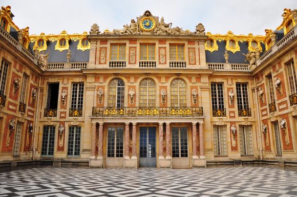 Das Bild zeigt das Schloss Versailles