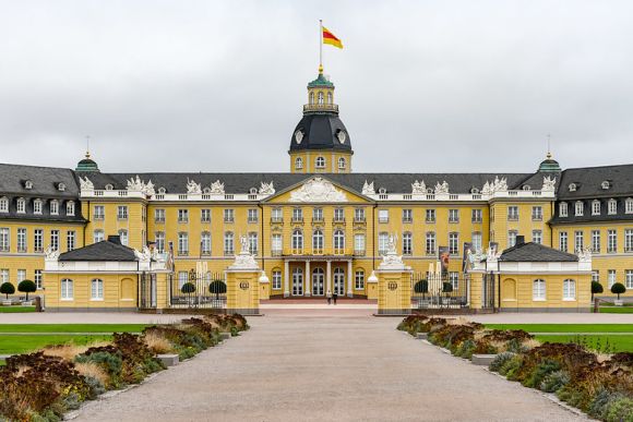 Das Bild zeigt das Schloss Karlsruhe
