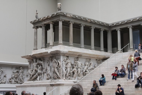 Das Bild zeigt den Pergamonaltar