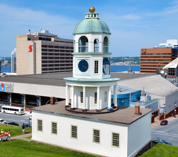 Das Bild zeigt den Uhrturm von Halifax