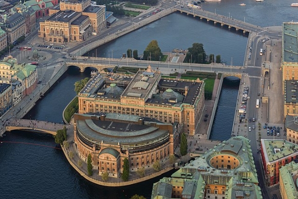 Das Bild zeigt das Riksdagshuset in Stockholm