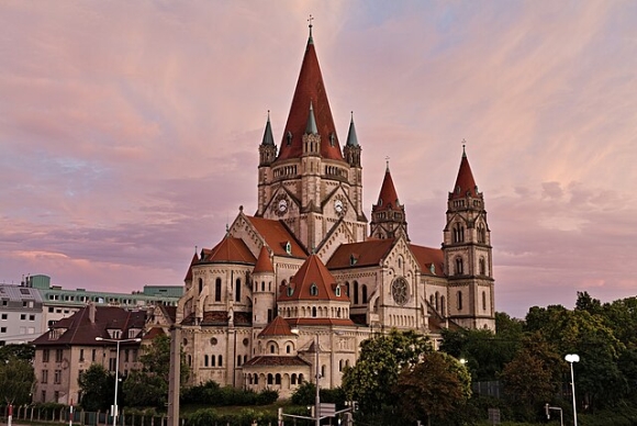 Das Bild zeigt die Franz-von-Assisi-Kirche in Wien