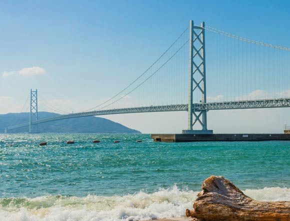 Das Bild zeigt die Akashi-Kaikyō-Brücke in Japan