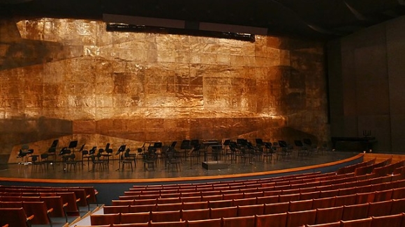 Das Bild zeigt die Bühne des Großen Festspielhauses in Salzburg
