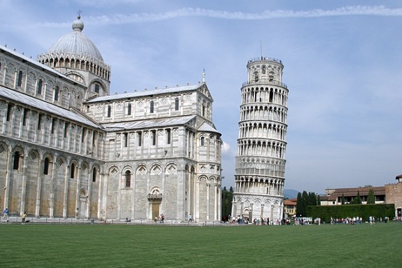 Das Bild zeigt den schiefen Turm von Pisa