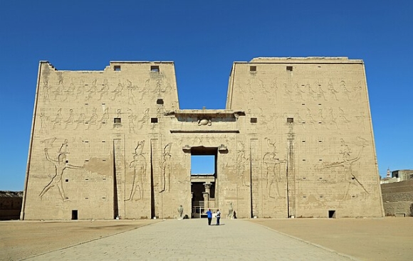 Das Bild zeigt den Horustempel von Edfu