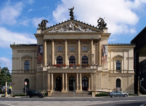 Das Bild zeigt die Staatsoper Prag