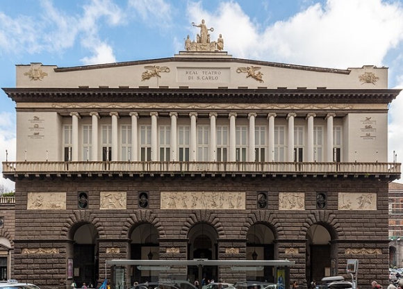 Das Bild zeigt das Teatro San Carlo