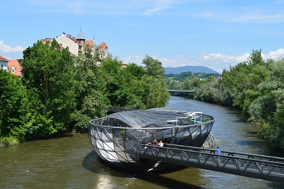 Das Bild zeigt die Murinsel Graz