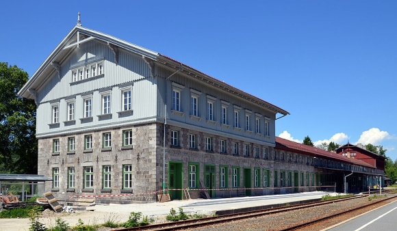 Das Bild zeigt den Grenzbahnhof Bayerisch / Železná Ruda-Alžbětín