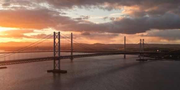 Das Bild zeigt die Forth Road Bridge
