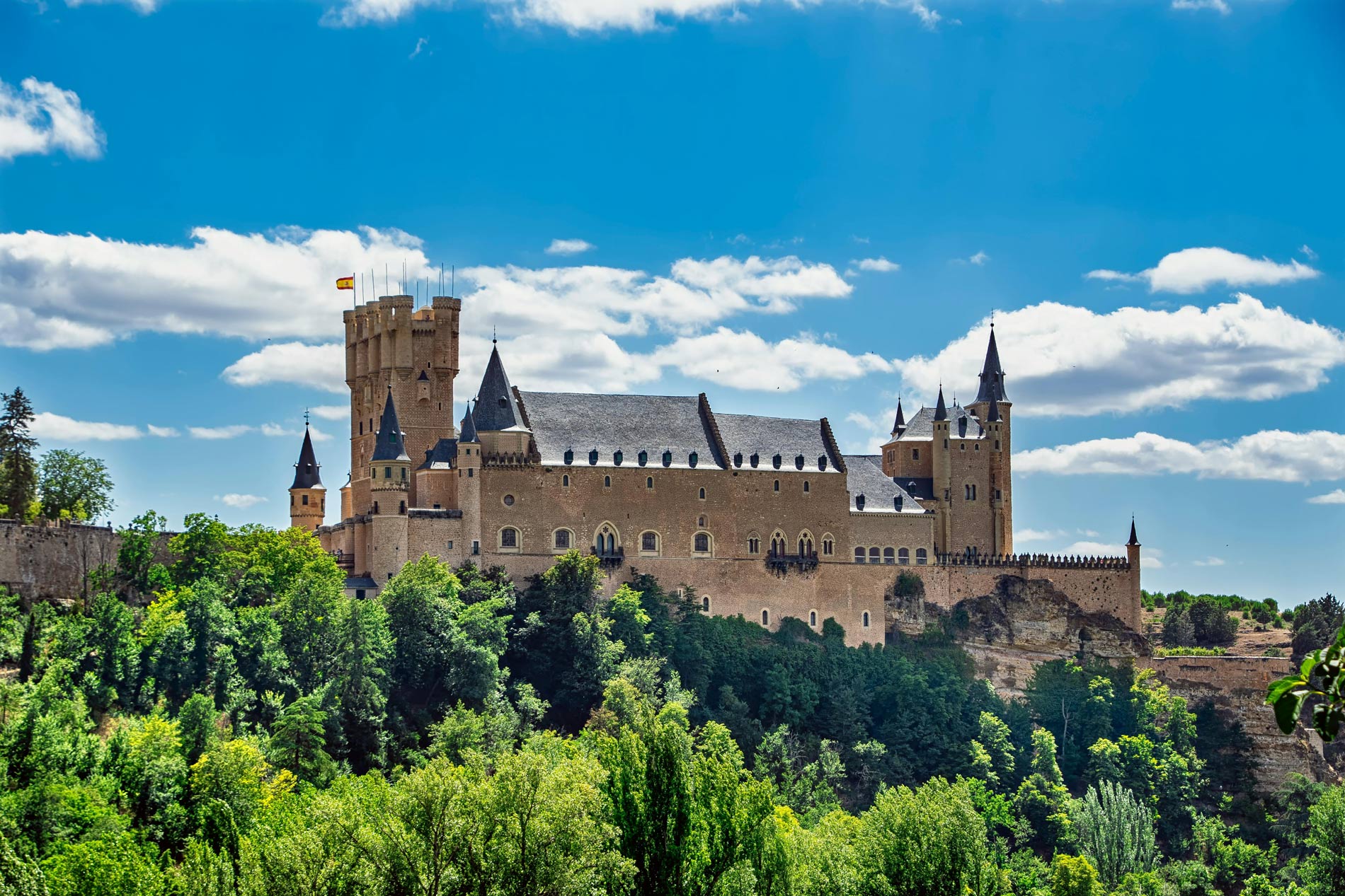 Das Bild zeigt den Alcazar von Segovia aus der Ferne