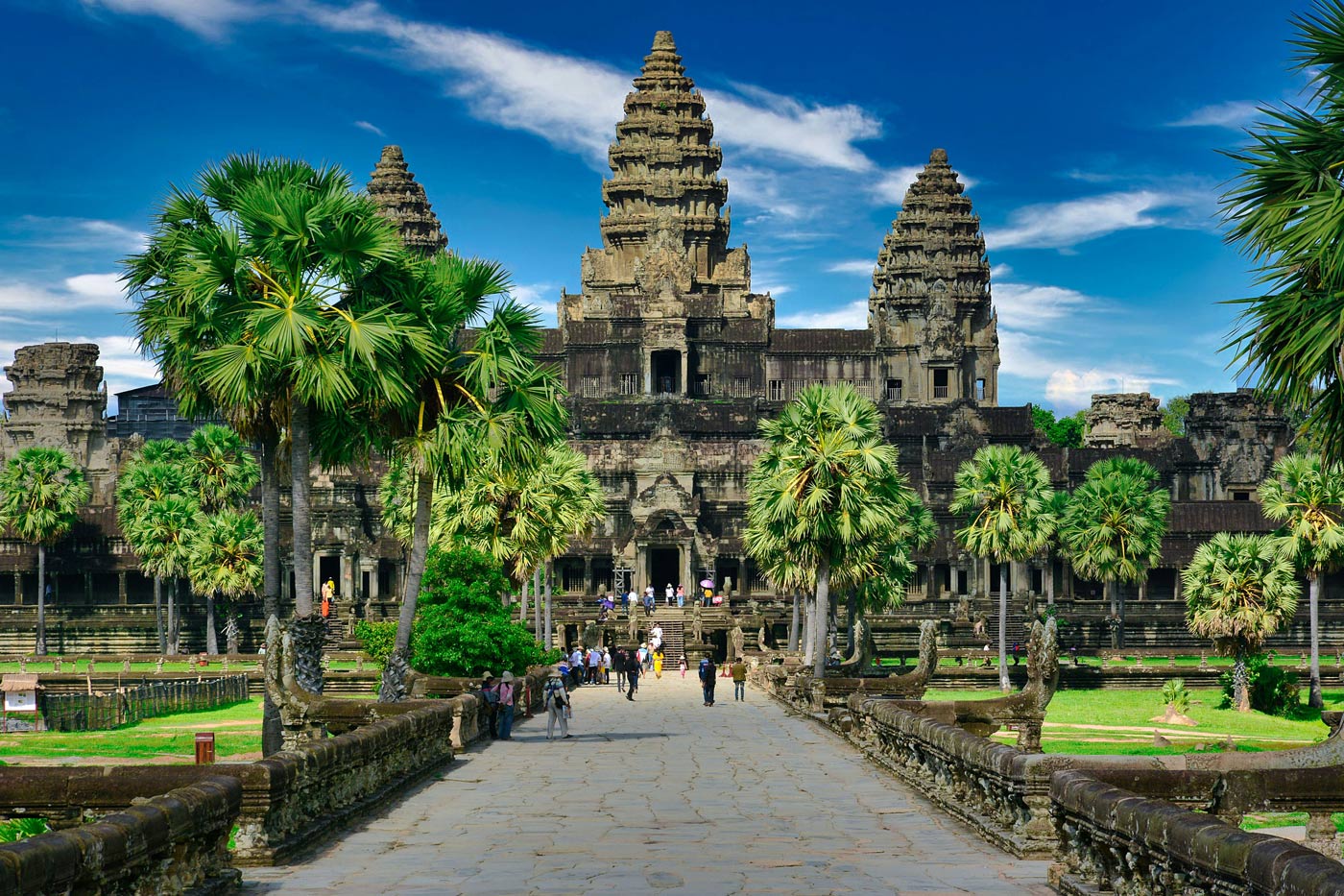 Das Bild zeigt, wie Touristen Angkor Wat besuchen