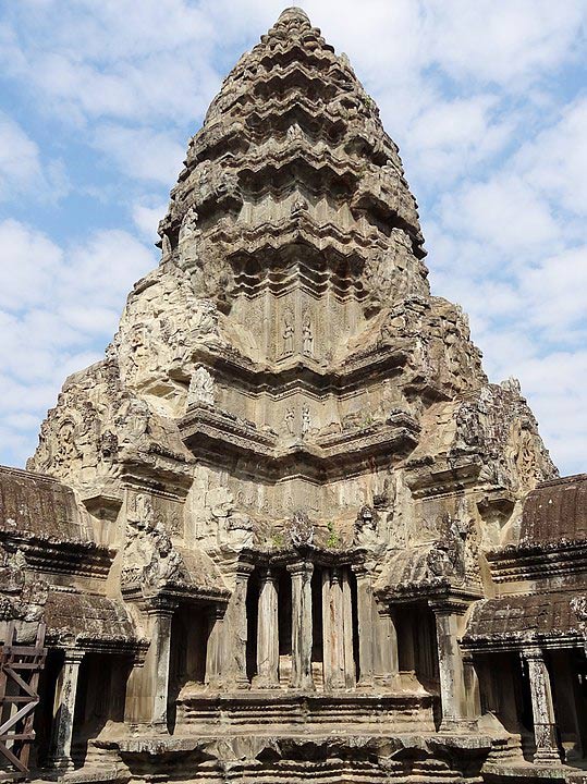Das Bild zeigt einen Sandstein-Turm von Angkor Wat