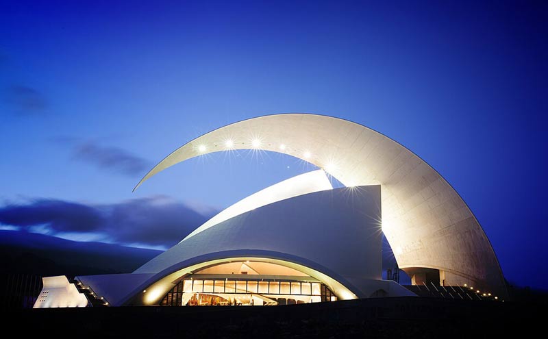 Blick auf das Auditorio de Tenerife bei Sonnenuntergang