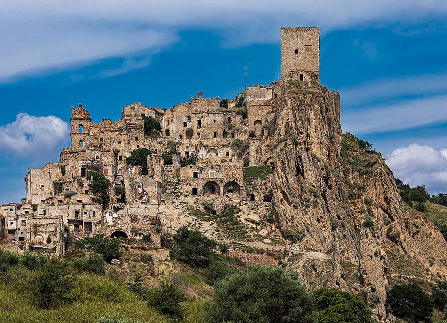 Das Bild zeigt die Geisterstadt Craco