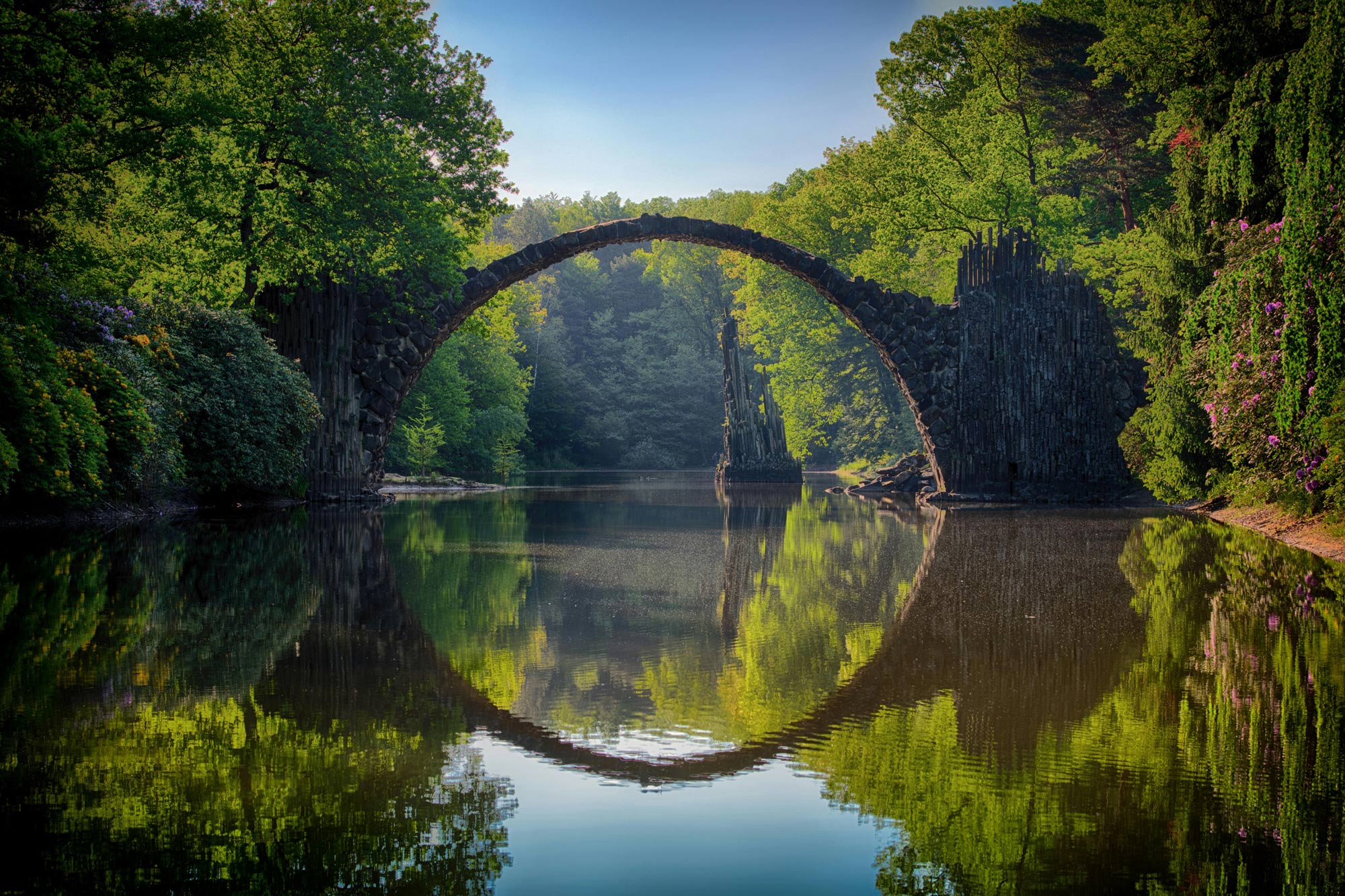 Das Bild zeigt die Rakotzbrücke in Kromlau