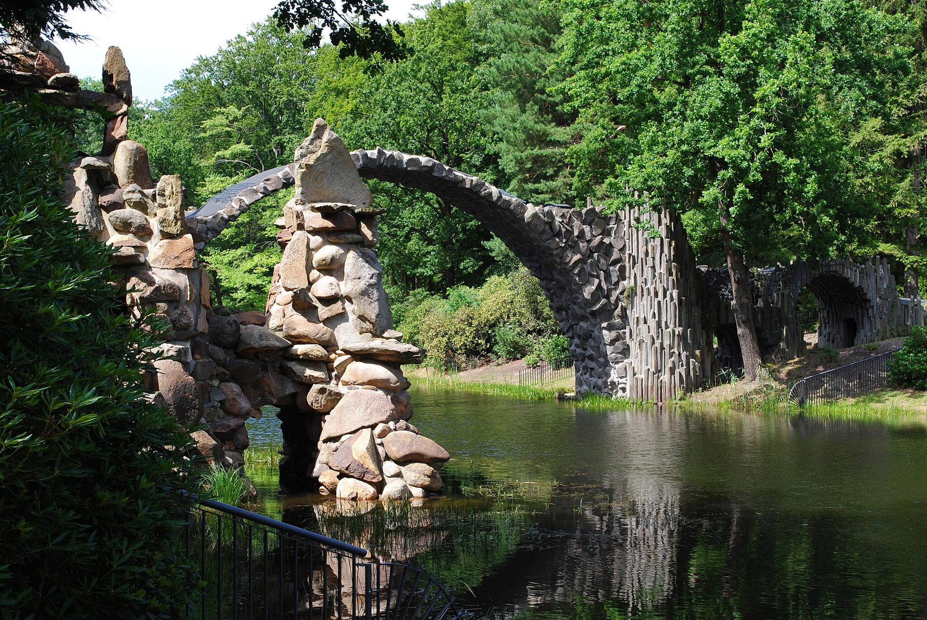 Das Bild zeigt die Steine der Rakotzbrücke