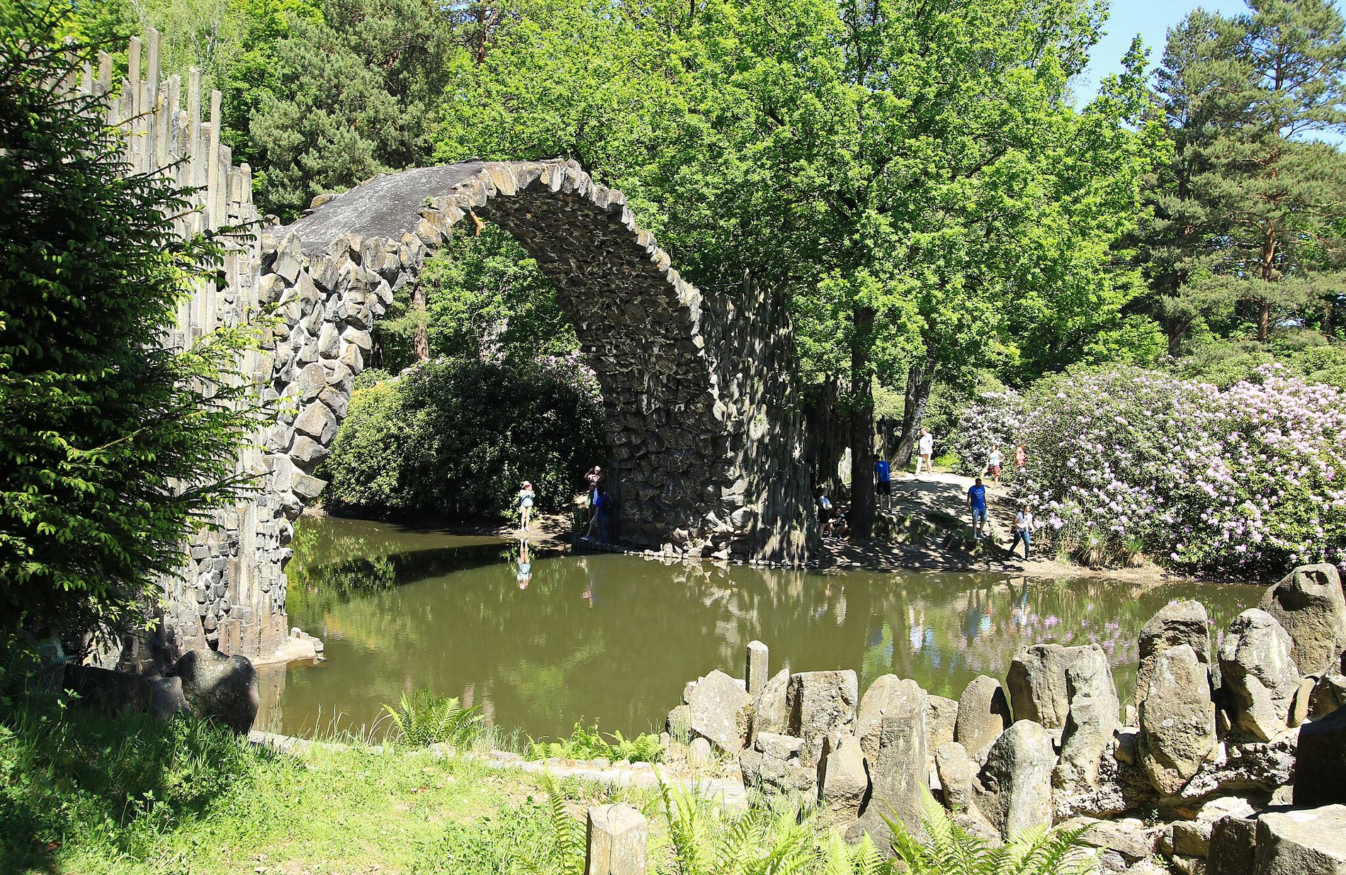 Das Bild zeigt den Bogen der Rakotzbrücke