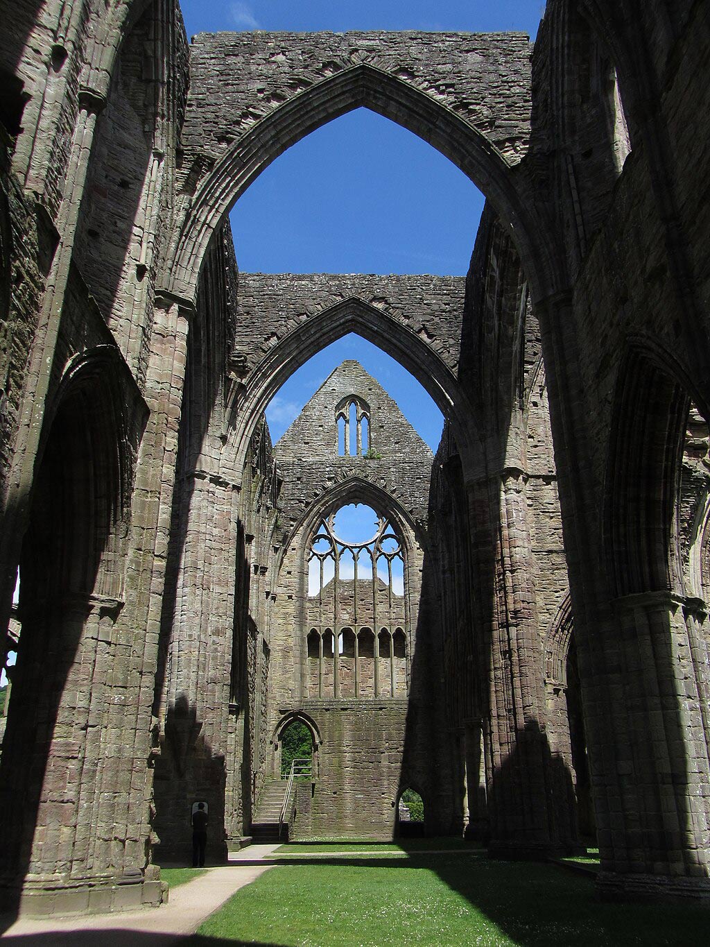 Das Bild zeigt den Mittelgang des Tintern Abbey