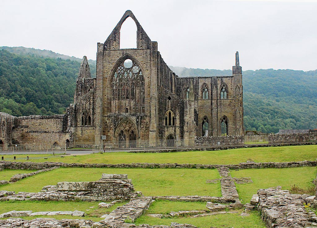 Das Bild zeigt das Westend von Tintern Abbey