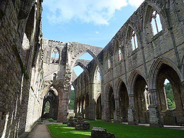 Das Bild zeigt die Kirchbögen des Tintern Abbey