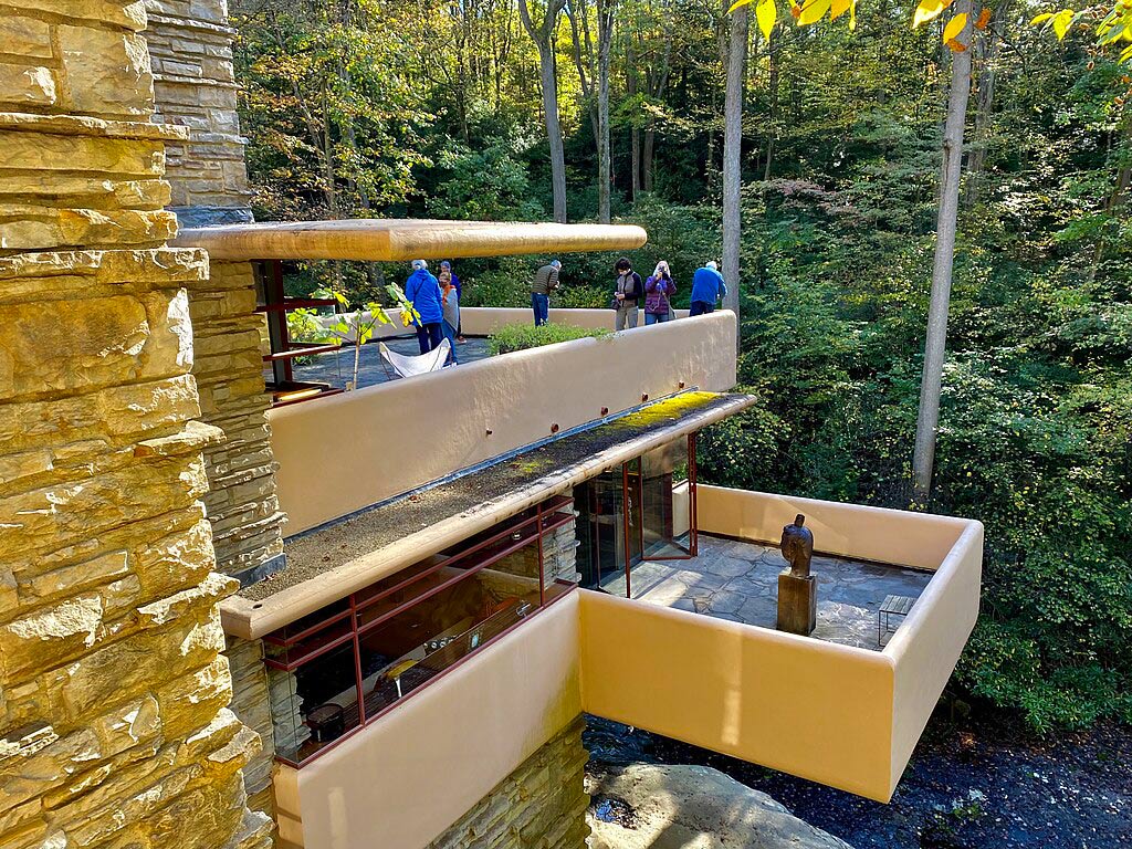 Das Bild zeigt die Außenansicht von Fallingwater