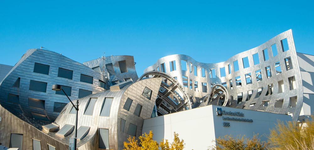 Das Bild zeigt die Außenfassade der Klinik von Gehry