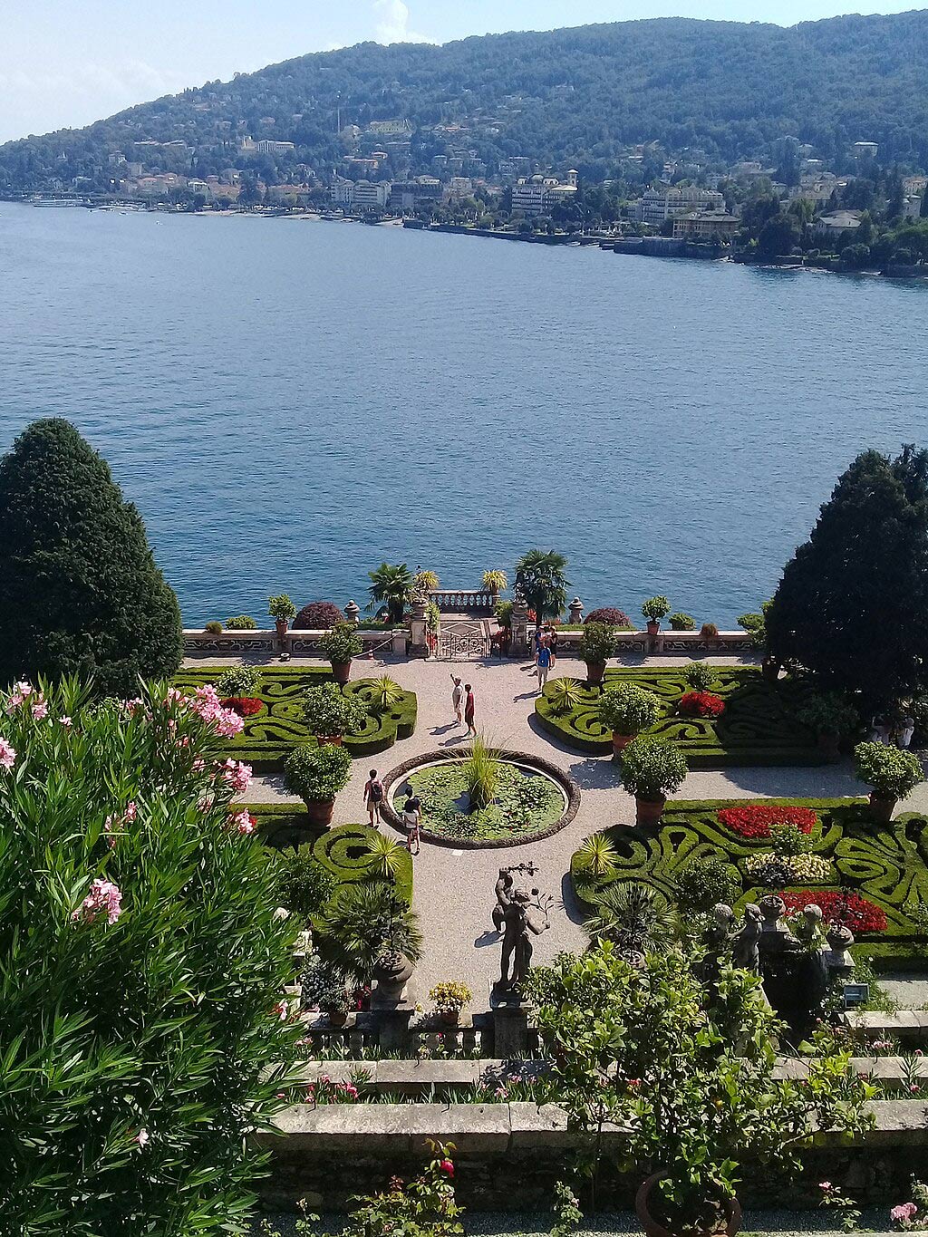 Das Bild zeigt den Garten des Palazzo Borromeo