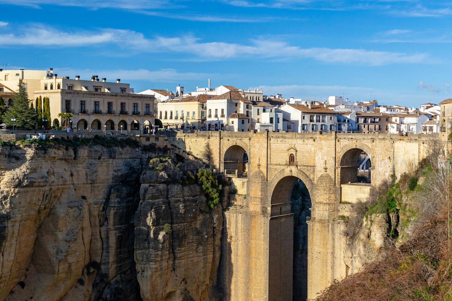 Das Bild zeigt den Blick auf die Stadt Ronda