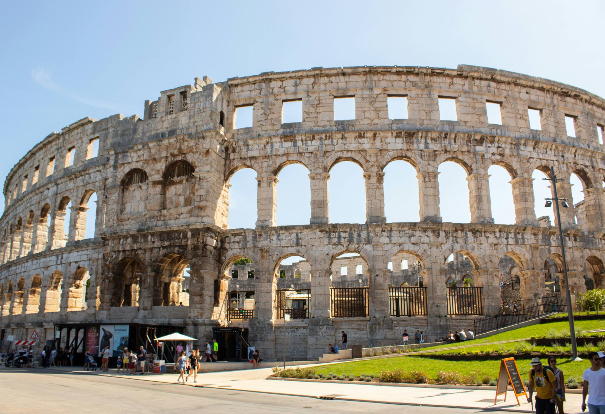 Das Bild zeigt das Amphitheater Pula