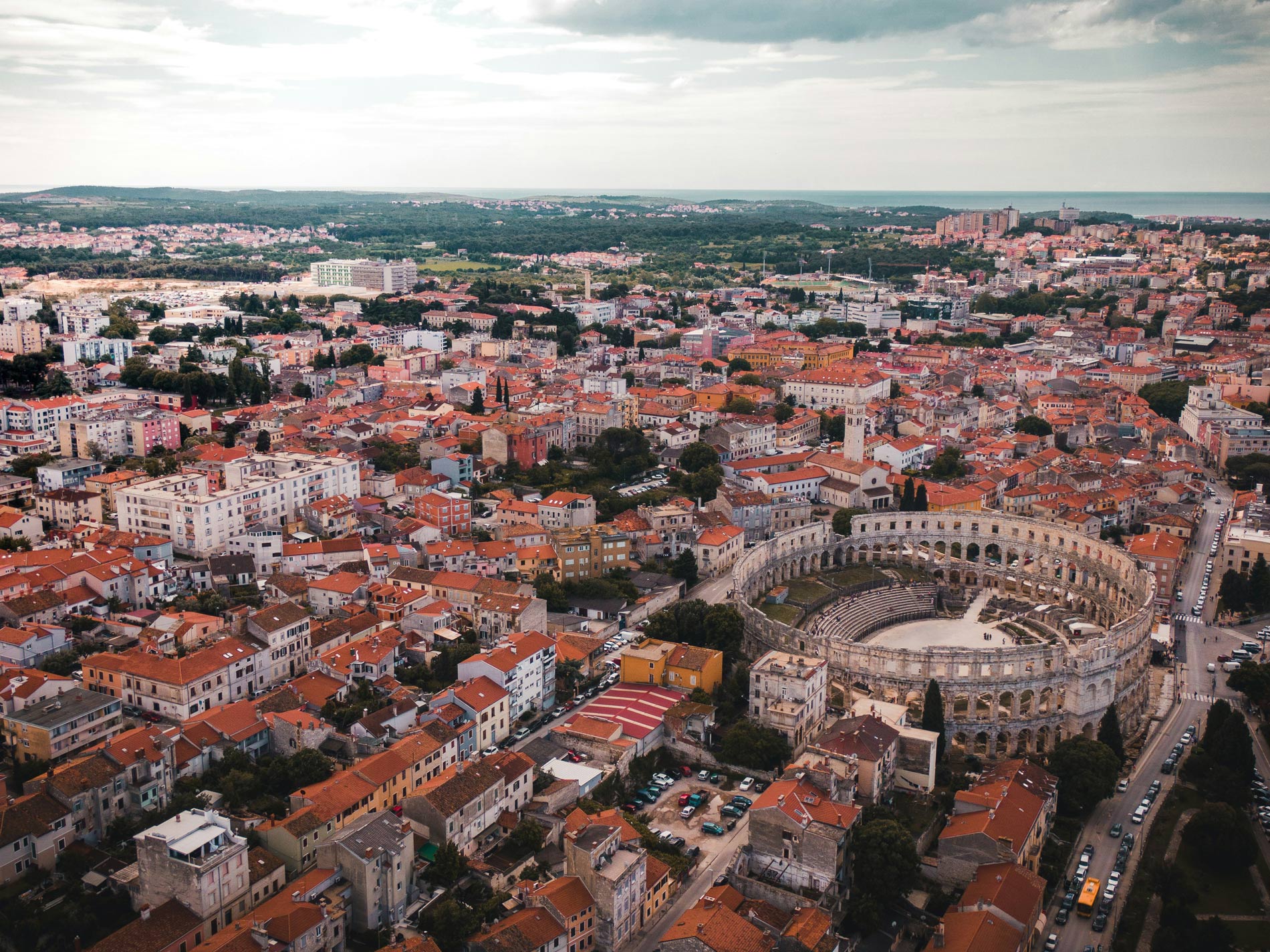 Das Bild zeigt eine Luftaufnahme vom Amphitheater Pula