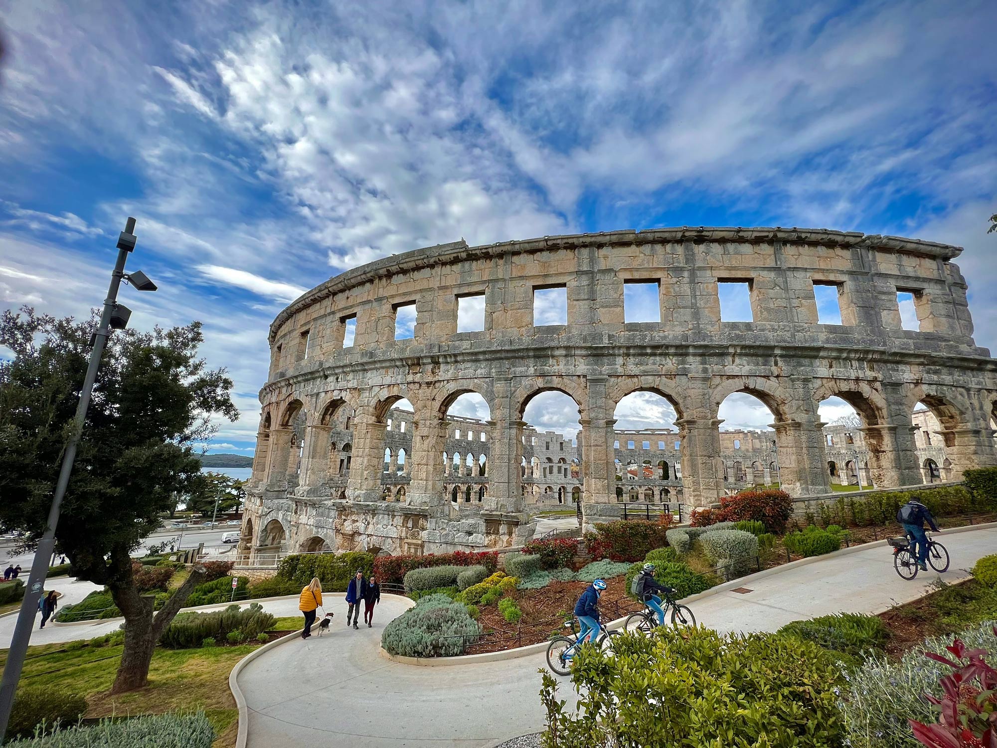 Das Bild zeigt den Fahrradweg am Amphitheater Pula