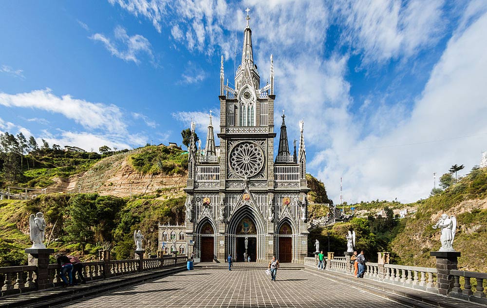 Bild zeigt die Frontansicht des Santuario de Las Lajas