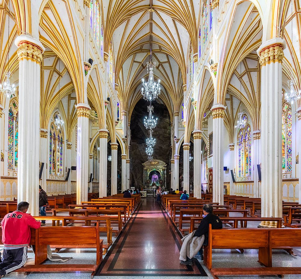 Bild zeigt das Innere des Santuario de Las Lajas